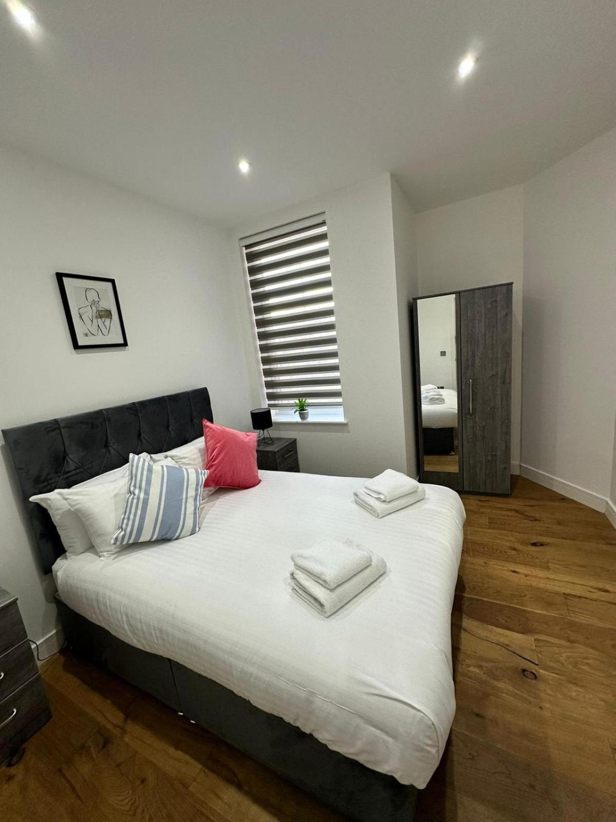 Deluxe Chic 1 2 Bed Apts Near Heathrow Legoland Windsor Slough Villa Luaran gambar