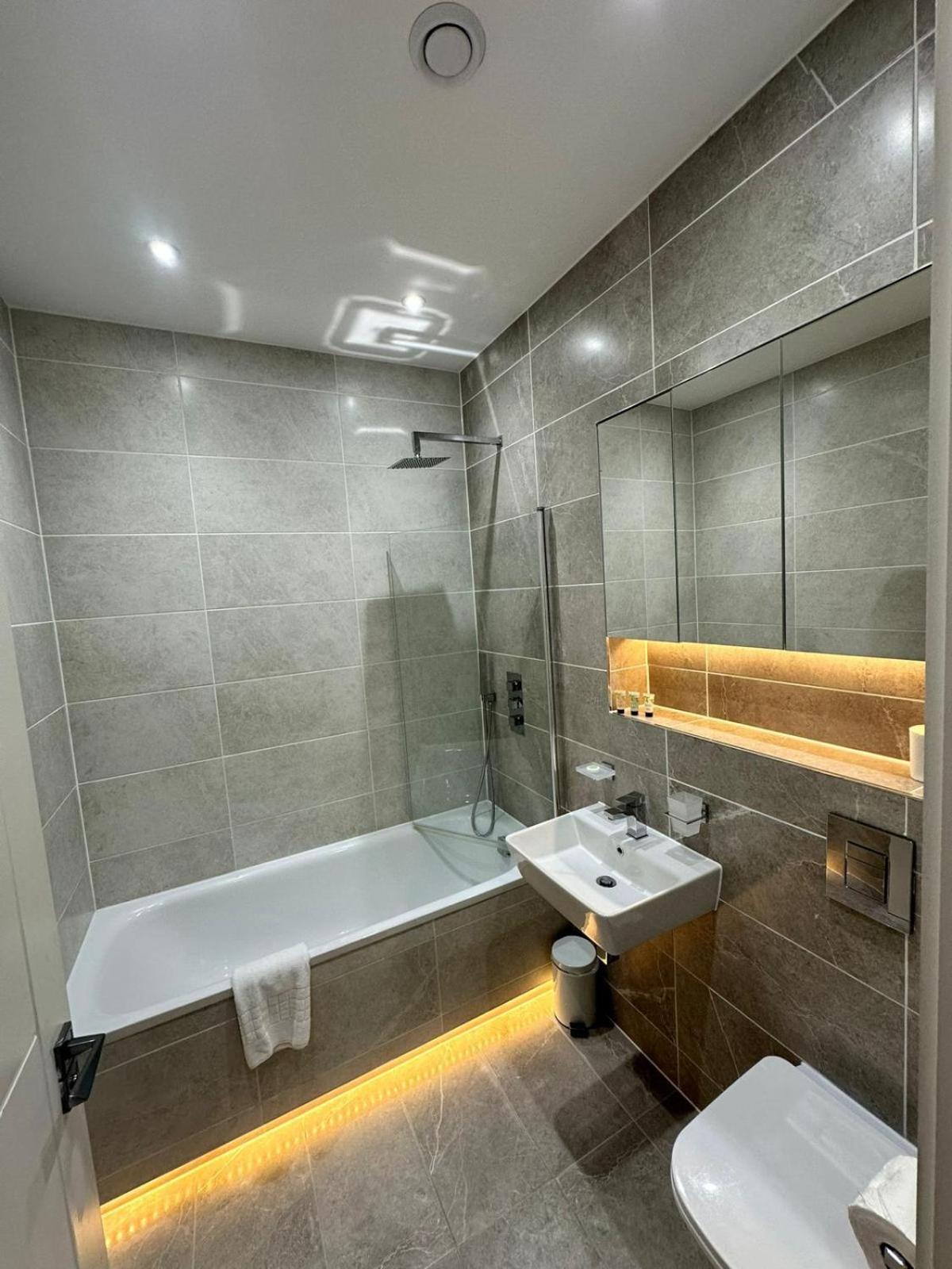 Deluxe Chic 1 2 Bed Apts Near Heathrow Legoland Windsor Slough Villa Luaran gambar